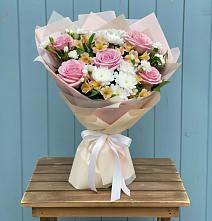 Букет цветов из:  Гвоздики, Орхидеи и Розы в Савельево