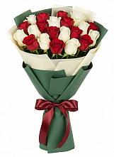 Букет Микс из красных и белых роз в Савельево