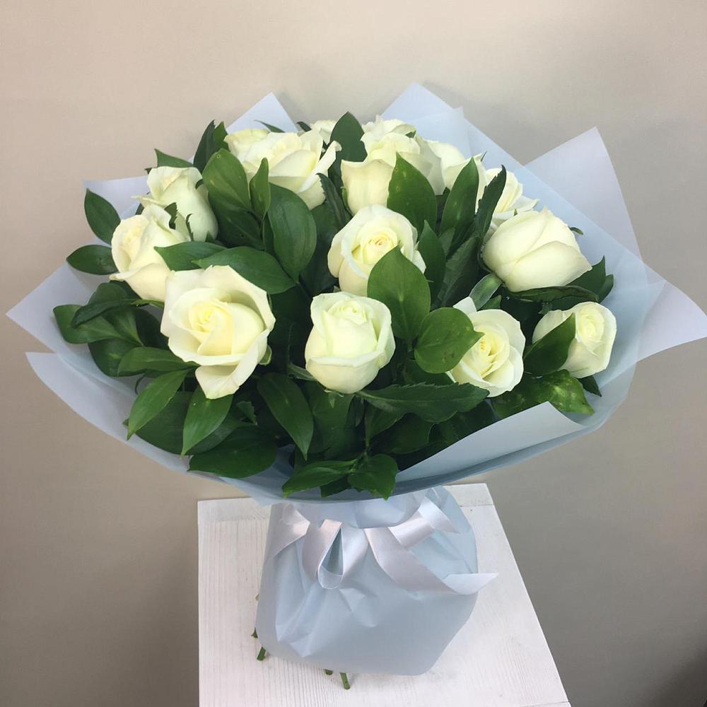 Букет 15 Белых роз Проуд в Савельево