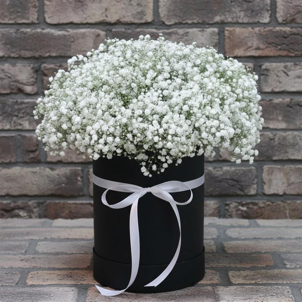 Цветочная композиция из Гипсофила в шляпной коробке в Савельево