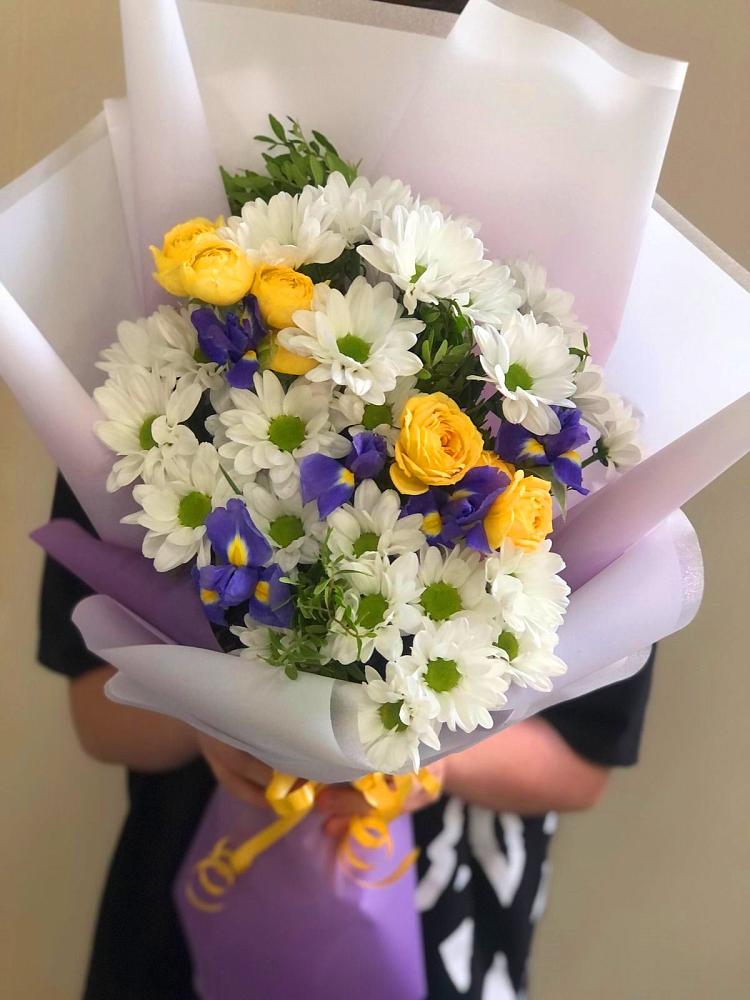 Букет цветов из: Ирисы, Хризантемы и Розы в Савельево