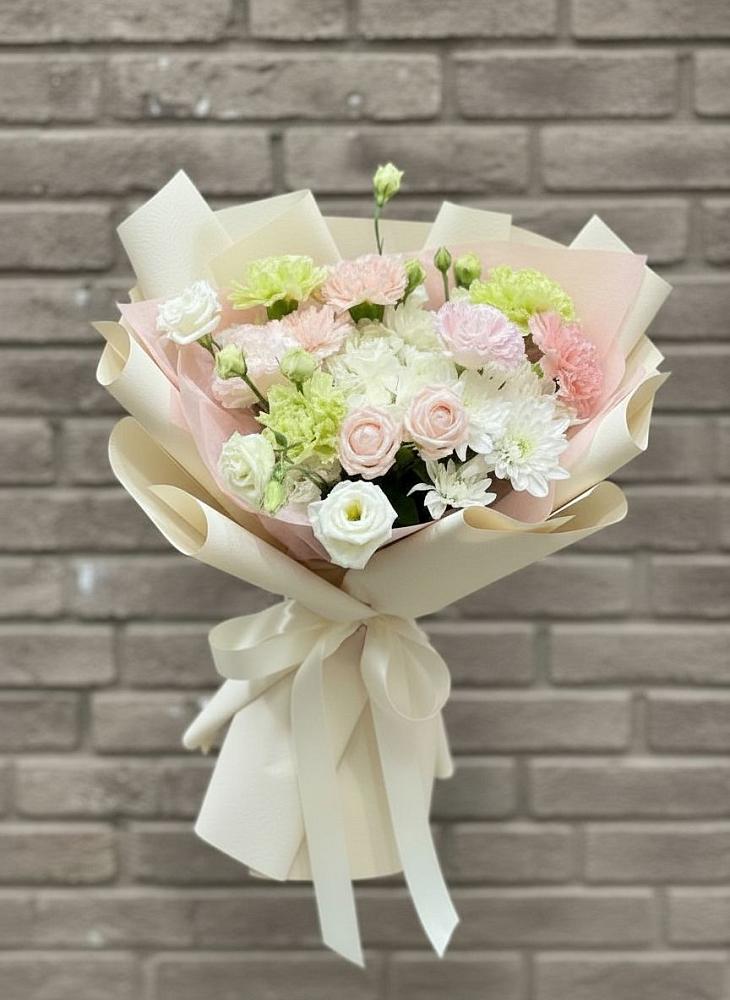 Букет цветов из: Гвоздики, Розы, Лизиантусы и Хризантемы в Савельево