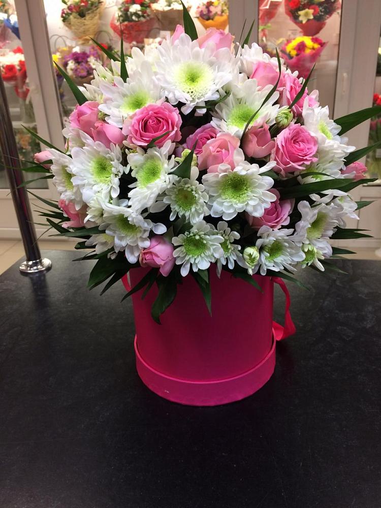 Цветочная композиция из Розы и Хризантемы в шляпной коробке в Савельево