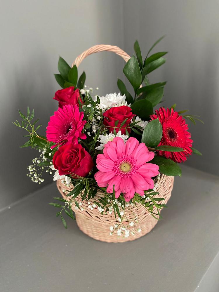 Цветочная композиция из Розы, Хризантемы и Герберы в корзине в Савельево