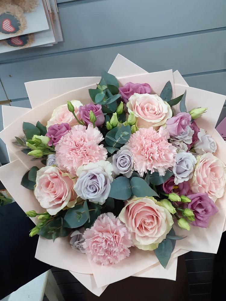 Букет цветов из: Розы, Гвоздики и Лизиантусы в Савельево