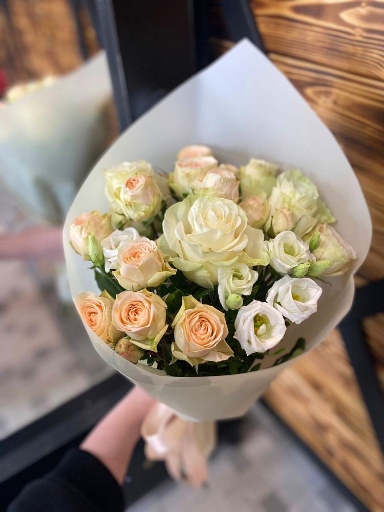 Букет цветов из: Розы и Лизиантусы в Савельево